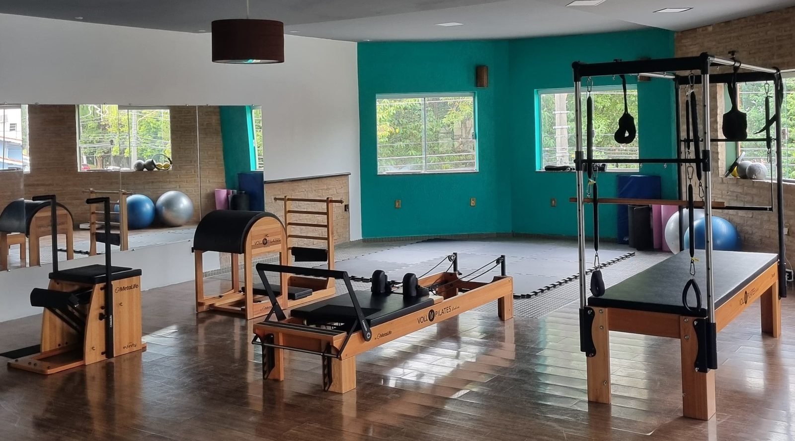 Entrada e sala de equipamentos do Voll Pilates Studios